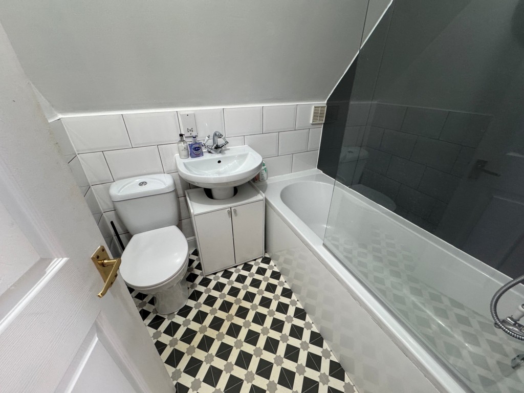 Lot: 144 - FREEHOLD DETACHED PERIOD FARMHOUSE, STUDIO APARTMENT OVER QUADRUPLE GARAGE - RESIDENTIAL INVESTMENT - Studio - bathroom